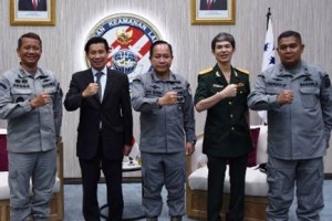 Kepala Bakamla RI berfoto bersama dengan Dubes Vietnam.
